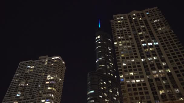 アメリカの夜のタワーや高層ビルの低い角度 — ストック動画