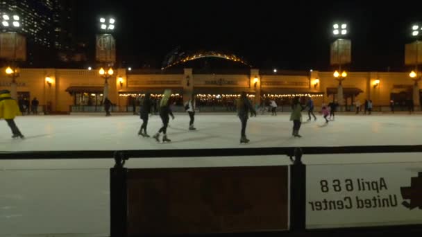 Άνθρωποι Πατινάζ Στον Πάγο Στο Βράδυ — Αρχείο Βίντεο
