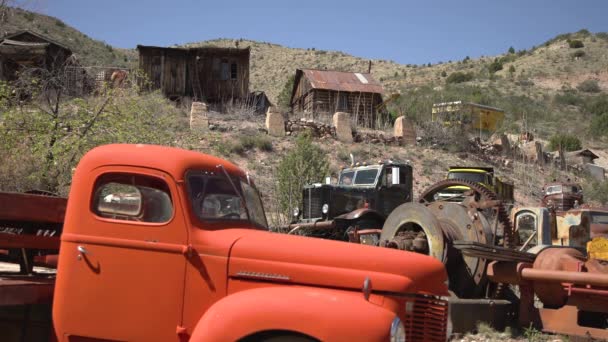 Φορτηγά Και Κτίρια Στην Πόλη Φάντασμα — Αρχείο Βίντεο