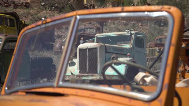 Velhos Camiões Enferrujados Fora — Vídeo de Stock