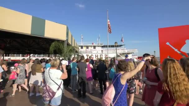蒸気船ナチェズの近くの混雑した広場 — ストック動画