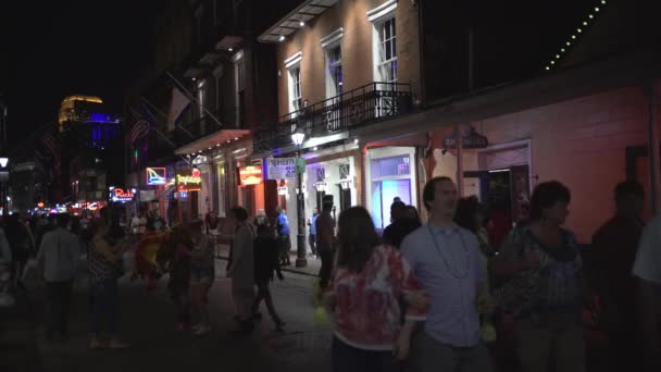 Gece Kalabalık Bir Cadde — Stok video