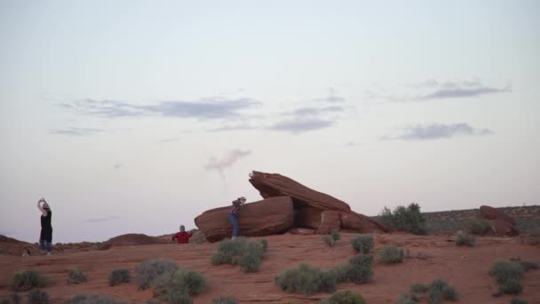 Persone Vicino Rocce Rosse — Video Stock