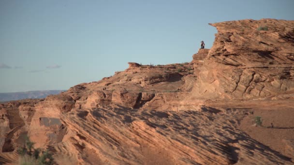 Sentados Sobre Rocas Rojas — Vídeo de stock