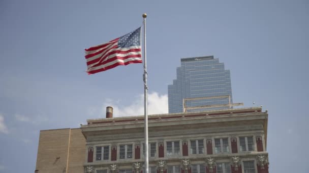 Bandera Estados Unidos Ondeando Ciudad — Vídeo de stock