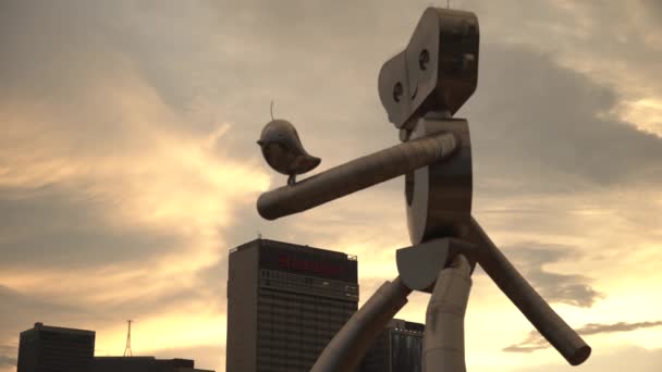 Sculptuur Van Traveling Man Bij Zonsondergang Dallas — Stockvideo