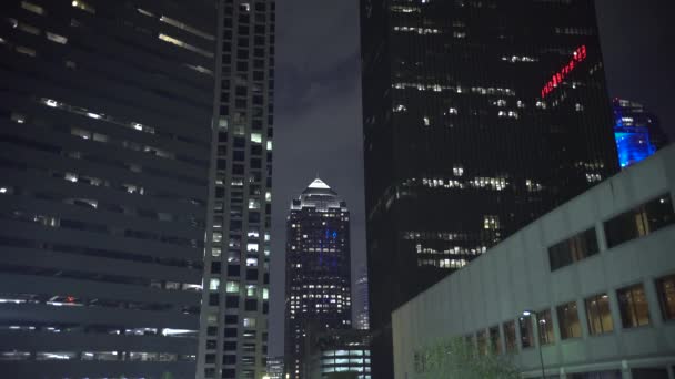 Трахелл Кроу Центр Ночью Далласе — стоковое видео