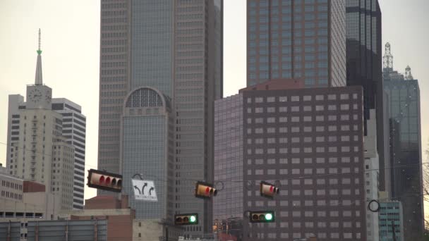 Közlekedési Lámpák Épületek Dallasban — Stock videók