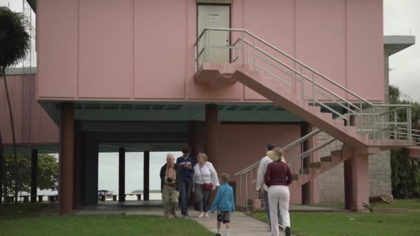 People Walking Pink Building — Wideo stockowe