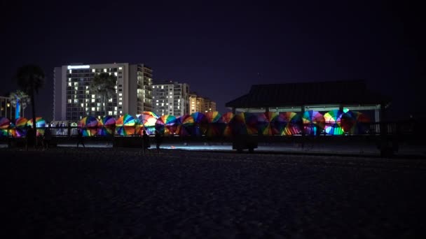 桟橋上のカラフルな傘 — ストック動画