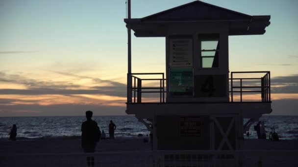 Contre Jour Una Cabina Salvataggio Sulla Spiaggia — Video Stock