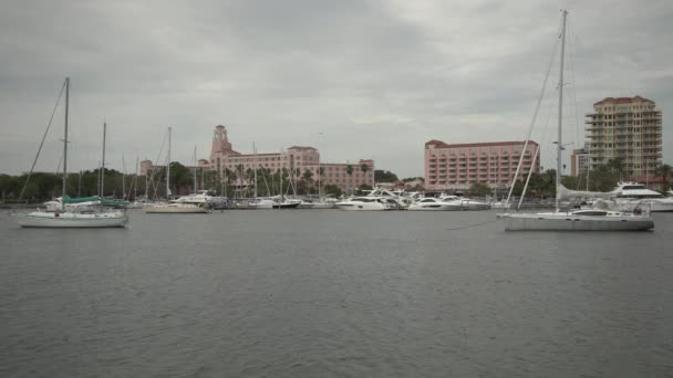 Σκάφη Και Κτίρια Στην Αγία Πετρούπολη Φλόριντα — Αρχείο Βίντεο