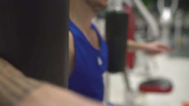 Bir Adamın Spor Salonunda Egzersiz Yaptığı Görüntüler — Stok video