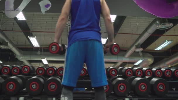 Hombre Levantando Pesas Gimnasio — Vídeos de Stock