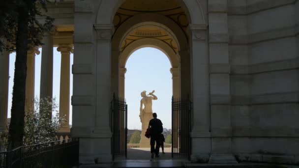 Turister Nära Triton Statyn Marseille — Stockvideo
