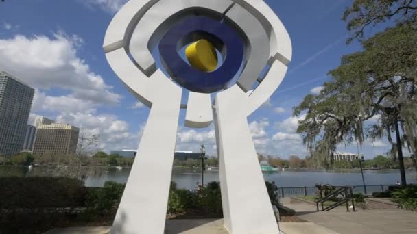 Reusachtige Oogbol Beeldhouwkunst Lake Eola Park — Stockvideo