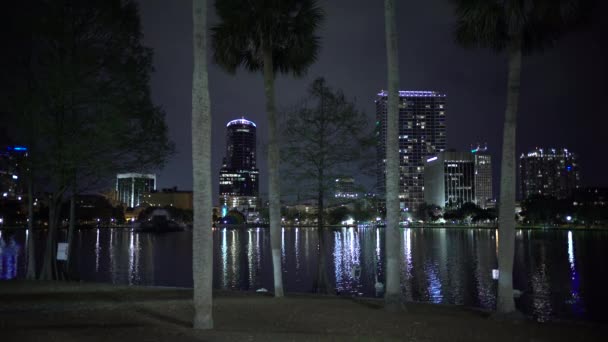 Edificios Vistos Través Del Lago Eola Por Noche — Vídeos de Stock