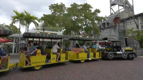 Toeristen Een Conch Tour Trein — Stockvideo