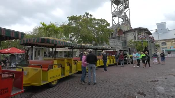 Туристы Сошли Поезда Conch Tour — стоковое видео