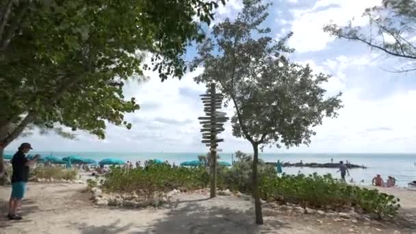 Drewniany Znak Plaży — Wideo stockowe