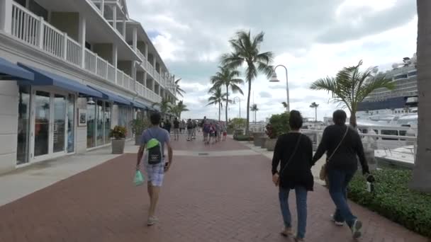 Caminando Paseo Marítimo Puerto Key West — Vídeo de stock