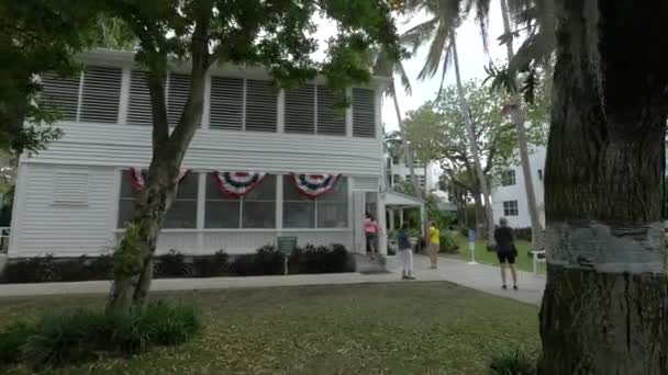 Turistas Visitam Pequena Casa Branca — Vídeo de Stock