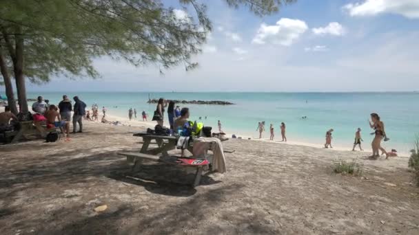 Turistas Relajándose Playa — Vídeos de Stock