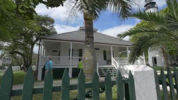 Turistas Visitando Una Casa — Vídeo de stock