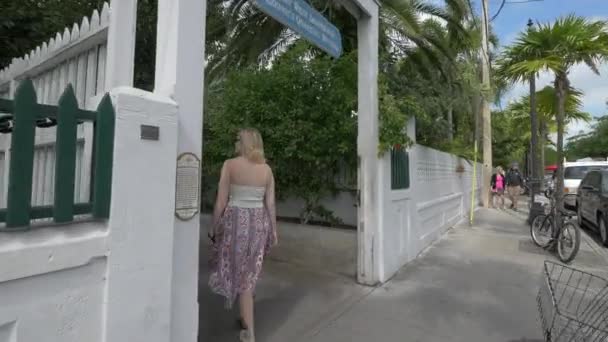 Mulher Entrando Corte Farol Key West — Vídeo de Stock