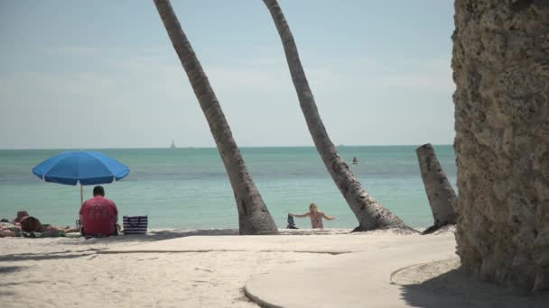 Turistas Relaxando Uma Praia — Vídeo de Stock