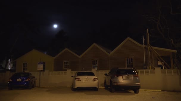 Volle Maan Boven Huizen — Stockvideo