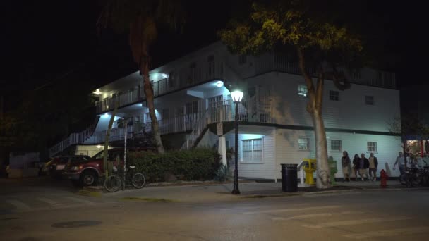Casa Una Esquina Calle Por Noche — Vídeo de stock