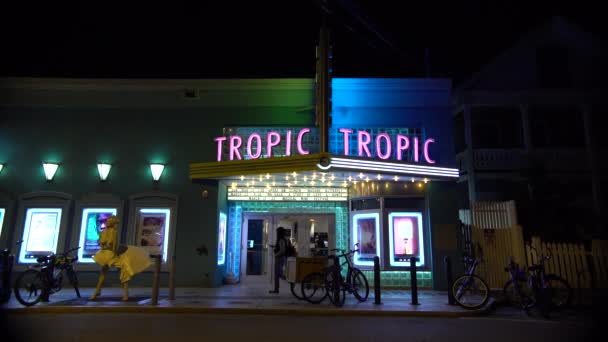 Bejárat Cinema Tropic Éjjel — Stock videók