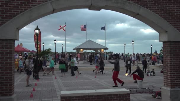 Πλήθος Πλατεία Μια Συννεφιασμένη Βραδιά — Αρχείο Βίντεο