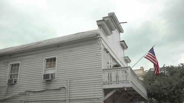 Edificio Blanco Bandera Estados Unidos Ondeando — Vídeos de Stock