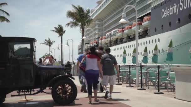 Pessoas Caminhando Beira Mar Navio Cruzeiro — Vídeo de Stock