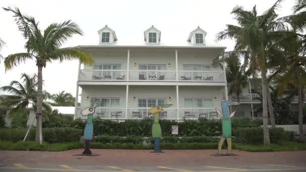 Estatuas Frente Una Casa — Vídeo de stock