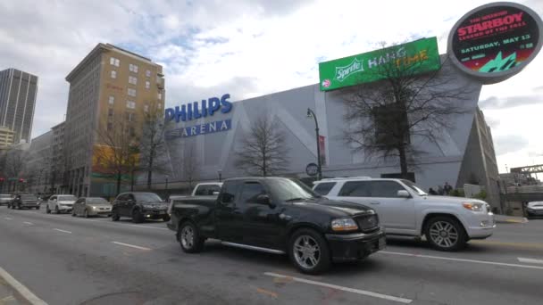 Αυτοκίνητα Κοντά Στο Philips Arena Στην Ατλάντα — Αρχείο Βίντεο