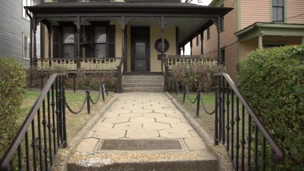 マーティン ルーサー キング ジュニアの家の傾きの眺め — ストック動画