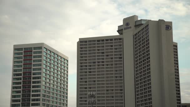 Edifício Perto Hilton Hotel — Vídeo de Stock