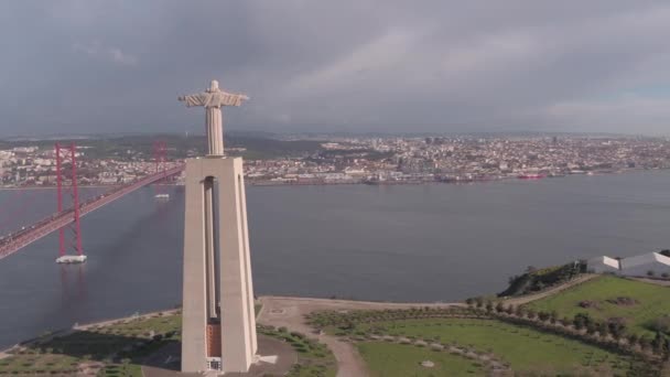 Antenne Von Christus König Heiligtum Und Ponte Abril — Stockvideo