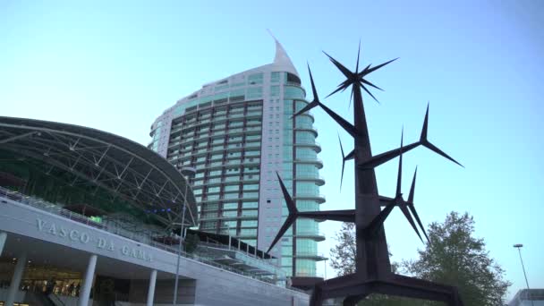 Patung Modern Dan Pusat Belanja Vasco Gama — Stok Video