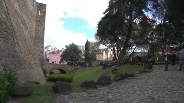 Gente Descansando Junto Castillo — Vídeos de Stock