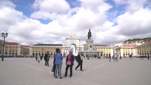 Personas Que Visitan Plaza Del Comercio — Vídeos de Stock