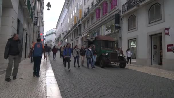 Ludzie Chodzący Ulicą Carmo — Wideo stockowe