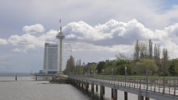 Torre Vasco Gama Pontón — Vídeo de stock