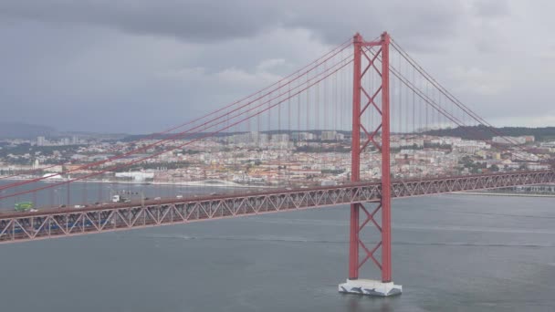 Trafikk Abril Bridge – stockvideo