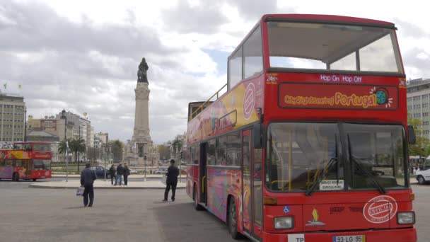在Marques Pombal广场的观光巴士 — 图库视频影像