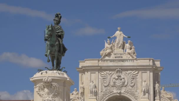 Estatua Ecuestre Frente Arco — Vídeo de stock