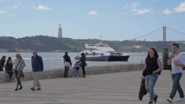 Bateau Touristique Naviguant Vers Front Mer — Video